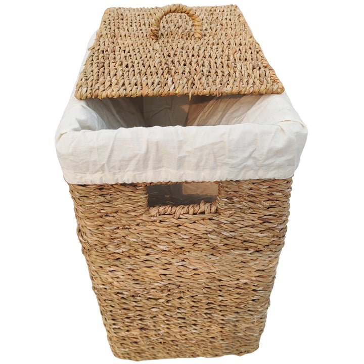 Panier à linge rectangulaire en jonc de mer d'une capacité de 50 litres, doté d'un insert en tissu clair et d'un couvercle posé en biais.