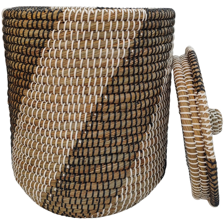 Panier à linge en jonc de mer, disponible en couleur naturelle, noire et blanche, d’une capacité d’environ 40 litres et doté d’un couvercle à charnière latérale.