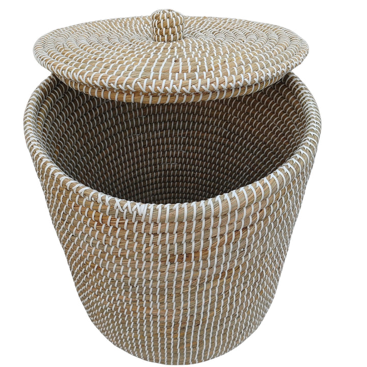 Panier à linge ouvert en jonc de mer d'une capacité d'environ 65 litres, avec couvercle relevé ; vue intérieure.