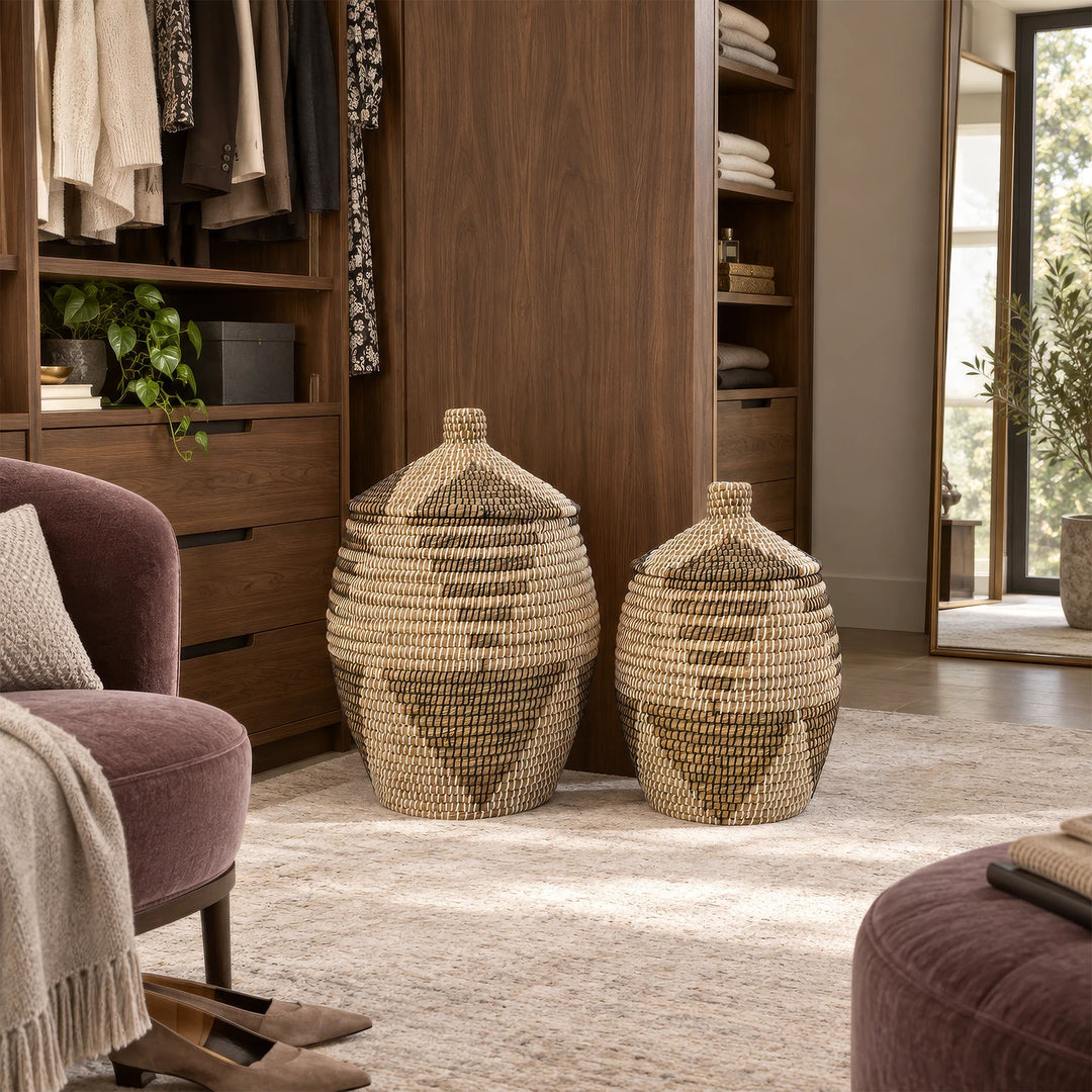 Deux paniers en jonc de mer, motifs brun naturel, blanc et noir, couvercles coniques fermés, dans un dressing.