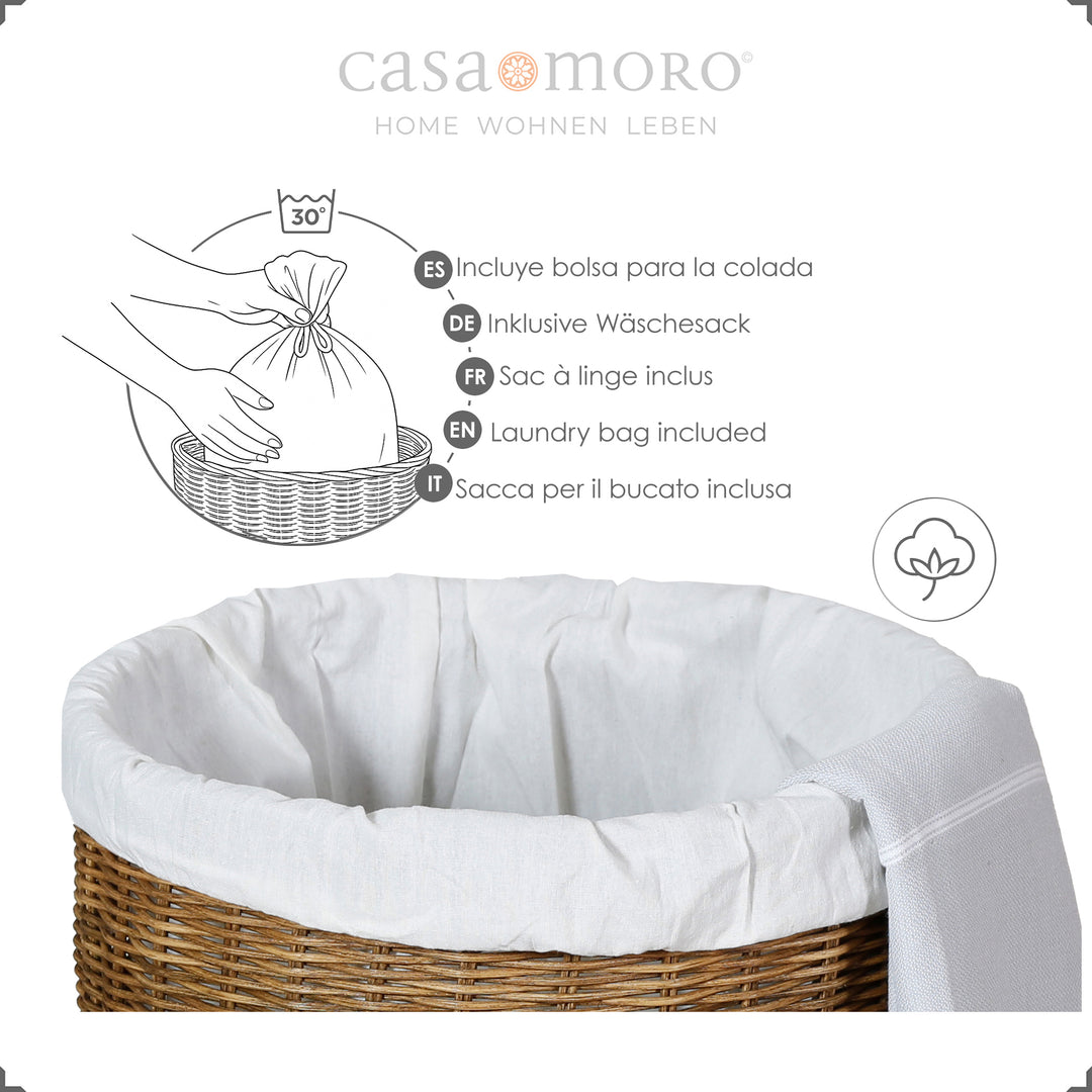 Sac à linge clair dans un panier en rotin brun foncé, avec schéma multilingue de retrait et symbole de lavage à 30 °C