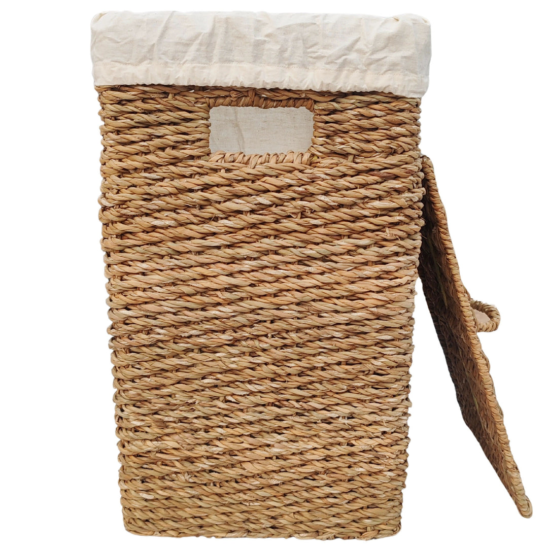 Panier à linge rectangulaire en jonc de mer d'une capacité de 50 litres, doté d'un insert en tissu clair et d'un couvercle s'appuyant sur le côté.
