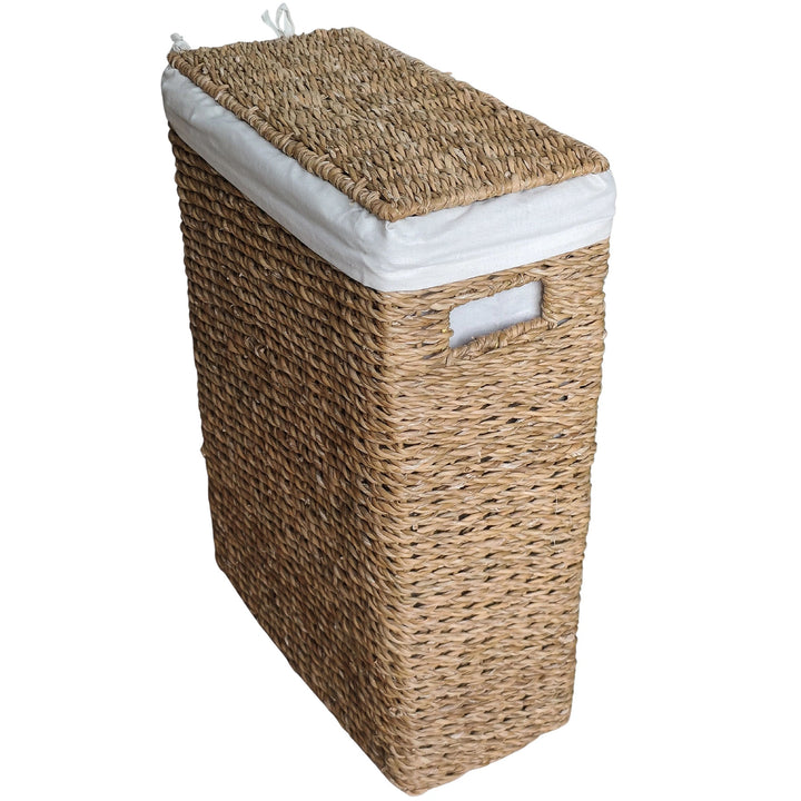 Panier à linge étroit d'une capacité de 45 litres, doté d'un couvercle tressé, d'un insert en tissu blanc et d'une poignée latérale.