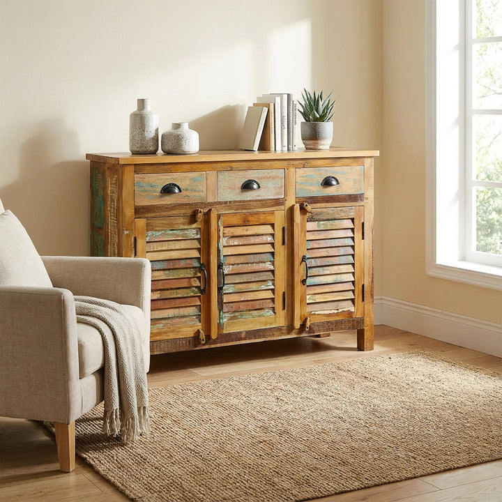 Buffet haut en bois massif et bois de récupération avec tiroirs de style vintage, placé dans le salon