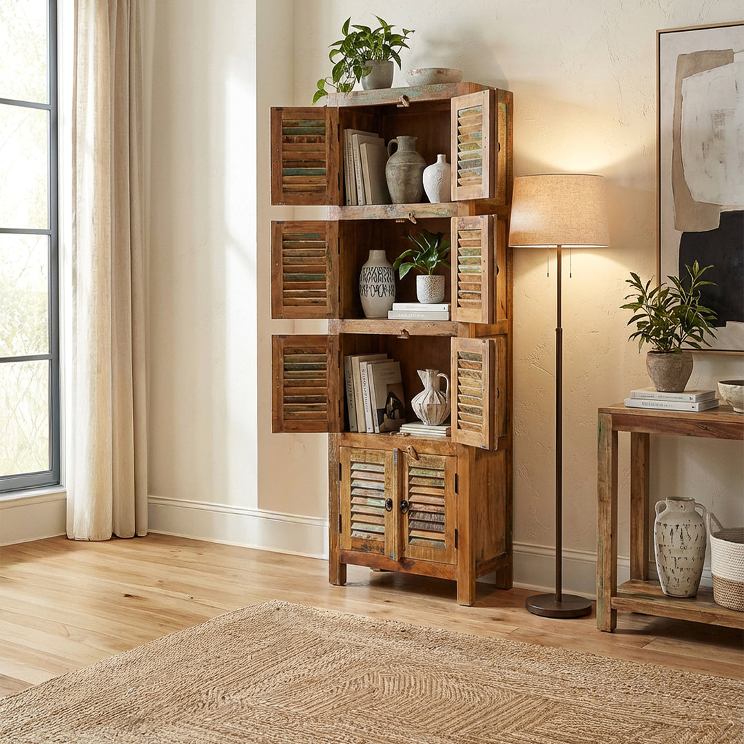 Armoire en vieux bois de style maison de campagne, étroite et autonome dans le salon